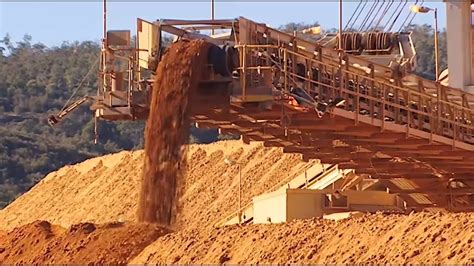  Bauxite: Un minerale magico per la produzione di alluminio e l'industria aerospaziale!